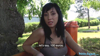 Sovány tinédzser kis csaj 100 euróért benne van a szexben a pornó ügynökkel