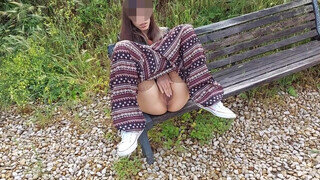 Olasz maca a padon peckezik a szabadban