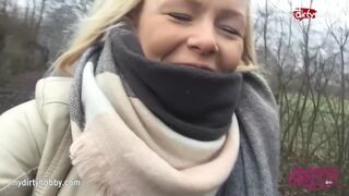 Forró fiatal spiné kerékpáron dörzsöli szaftos puncáját
