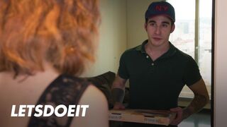 Megcsaló cunci Arian Joy először a barátját baszogatja, aztán a kézbesítő manus megdugja jól