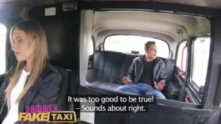 Tini srác gyorsan megdugja Angel Piaff lucskos csupasz puncáját a hamis taxiban