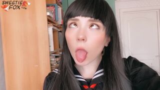 Japán iskoláslány mélyen orálozza a pöcse és vadul lovagol rajta
