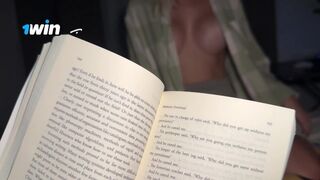 Nevelő hugom csábított el olvasás közben – ízletes közeli dörzsölés a gigászi valagú tinitől