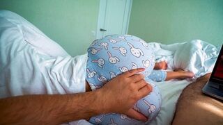 Nevelő hugocska felébred és segít a testvérnek élvezni a pornó nézése közben – beleélvezéses szeretkezés