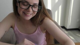 Csintalan fiatal könyvmoly tanul anatómiát egy igazi bazinagy faszon! 18 éves