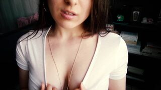 Fiatal amatőr fekete hajú méretes kannás kishölgy asmr relax kufircolása