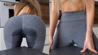 Fiatal szuka vadul dörzsöli magát az asztalhoz, amíg a leggingse telis-tele spriccel