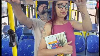 Fiatal nőcit megbassza egy idegen a nyilvános buszban
