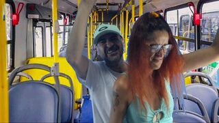 Idegen fősulis leányzót kefélnek meg a buszon!