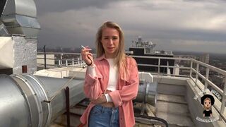 Csinos örömlány majdnem lenyelte a kárót az utcán