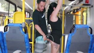 Idősödő csávó dörzsöli és kiveri a barnára a buszon, amíg el nem élvez