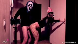 Maszkos őrült keményen megbassza a csoki spinét a tükör előtt - halloween szerepjáték fétis páros játék